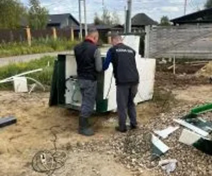 Бригада у станции септика на участке клиента